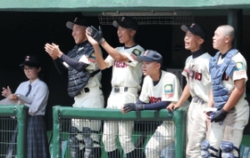 仲間のプレーに熱い視線と声援を送る尼崎稲園ベンチ＝明石トーカロ球場