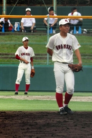 関学－神港橘　関学の４番二塁、水口登間（右）と３番右翼、藪雅博＝尼崎市ベイコム