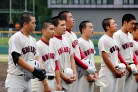 関学－神港橘　試合終了後あいさつする関学の４番二塁、水口登間（左）と３番右翼、藪雅博（右）＝尼崎市ベイコム