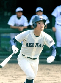 明石南－龍野北　４回裏明石南２死一、三塁、碓永莉が右越え二塁打を放つ＝明石トーカロ（撮影・中西幸大）