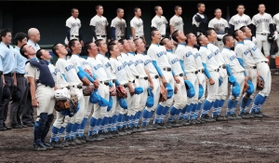 加古川西－市尼崎　市尼崎を破り、背中を反らして全力で校歌を歌う加古川西ナイン＝高砂（撮影・斎藤雅志）