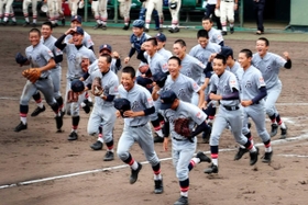 東洋大姫路－飾磨　第１シードを破って１７年ぶりの１６強に名乗りを上げ、笑顔の飾磨ナイン＝姫路市ウインク