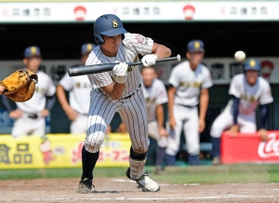 神戸国際大付-明石商　９回表明石商無死満塁、重宮が勝ち越しのスクイズを決める＝ほっともっと神戸（撮影・後藤亮平）