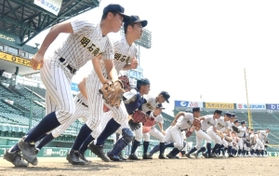 一斉にグラウンドへ駆け出す明石商ナイン＝１日午前、甲子園球場（撮影・秋山亮太）