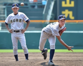 狭間監督に見守られながらマウンドで投球を確かめる宮口（撮影・秋山亮太）