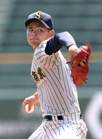 １年夏から３季連続で甲子園に臨む明石商の２年生エース中森