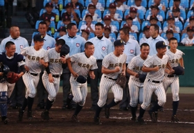 花咲徳栄に競り勝ち、笑顔で駆けだす明石商ナイン＝１１日午後、甲子園球場（撮影・吉田敦史）