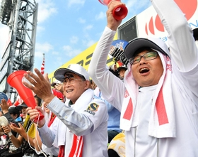 明石商ナインにエールを送る梅田實さん（左）と光一さん親子＝１８日午前、西宮市の甲子園球場