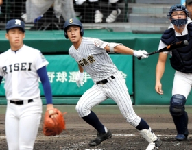 履正社－明石商　３回裏明石商無死、清水が今大会初安打を放つ（中央）＝撮影・斎藤雅志