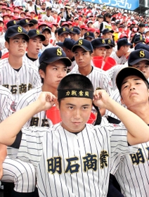 重宮涼主将と約束を交わした鉢巻きを締め、ナインに声援を送る山口翔大団長＝２０日午前、西宮市の甲子園球場