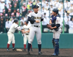 大阪桐蔭-明石商　４回裏大阪桐蔭１死一、二塁、連打を許し、捕手の名村（右）と話す明石商のエース中森（撮影・斎藤雅志）