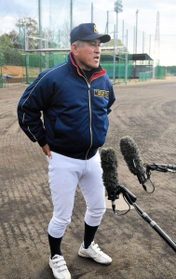 報道陣の取材に応じる明石商の狭間善徳監督＝明石市の同校