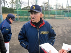 報道陣の取材に応じる明石商の狭間善徳監督＝明石市の同校