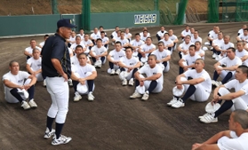 全体練習を再開し、選手たちを鼓舞する狭間善徳監督（左手前）＝明石市魚住町長坂寺（撮影・吉田敦史）