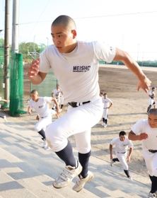甲子園での交流試合などに向け、全体練習を再開した明石商の来田涼斗主将＝明石市魚住町長坂寺（撮影・吉田敦史）