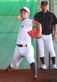 全体練習が再開され、投球練習する明石商のエース中森俊介（左）と狭間善徳監督＝明石市魚住町長坂寺（撮影・吉田敦史）