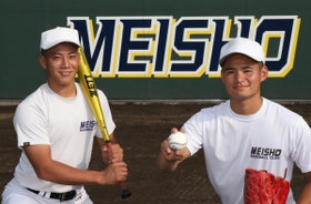 全体練習を再開し、気持ちを新たにする明石商の来田涼斗主将（左）と中森俊介投手＝明石市の同校（撮影・吉田敦史）