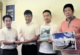 兵庫県高野連の笠間龍夫事務局長（左端）に寄付金を手渡す「全国高校野球ＯＢクラブ連合・兵庫県マスターズ甲子園」の北野賀大会長（左から２番目）ら＝神戸市中央区