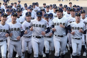 甲子園での交流試合出場が決まった明石商の選手ら（１月２４日撮影）