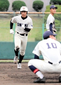 小野－明石南　９回、サヨナラ打を放った小野の船瀬＝高砂