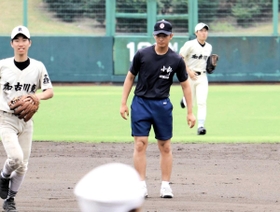 加古川東－明石商戦で塁審を務めた小野の小林勇斗さん（中央）＝高砂