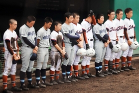 明石北－多可・相生学院　３回戦で敗れ、肩を落とす多可・相生学院の選手たち＝淡路佐野