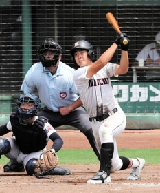 滝川第二－神戸第一　４回、右前適時打を放つ神戸第一の田中＝ほっともっと神戸（撮影・辰巳直之）