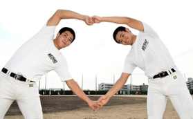 プロ志望届を提出した明石商の来田涼斗外野手（左）と中森俊介投手＝明石市内の同校（撮影・後藤亮平）