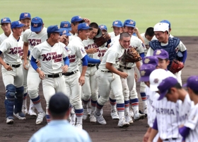 東播磨－神戸国際大付　４年ぶりの優勝を決め、喜ぶ神戸国際大付ナイン＝明石トーカロ（撮影・辰巳直之）