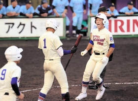 神戸国際大付－近江　８回表神戸国際大付１死三塁、西川の左前適時打で能登原（右）が生還し、２－２の同点に追い付く（撮影・斎藤雅志）