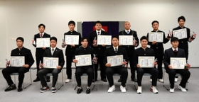 兵庫県高野連の優秀選手に選ばれた選手たち