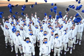 ４年ぶりの出場が決まり、帽子を投げ上げて喜ぶ神戸国際大付の選手ら＝１月２９日
