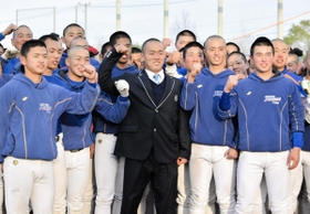 初戦が開幕試合に決まり、ガッツポーズをみせる神戸国際大付ナイン＝神戸市垂水区の同校