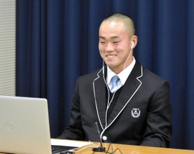 オンラインでの組み合わせ抽選に臨む神戸国際大付の西川侑志主将＝神戸市垂水区の同校