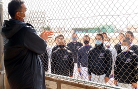 部員を前にベンチ入りメンバーの候補者を発表する福村順一監督（左端）＝東播磨高校