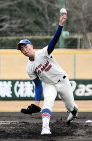 １試合目の五回途中までを１失点でまとめた神戸国際大付の武本＝明石トーカロ