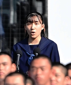 開会式で国歌を独唱する柏原雅さん＝１９日午前、西宮市の甲子園球場（撮影・中西幸大）