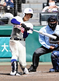 １回戦の北海戦では８番一塁で先発出場した神戸国際大付の武本琉聖＝１９日、甲子園