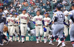仙台育英に敗れ、悔しさをにじませる神戸国際大付ナイン＝２５日午後、西宮市の甲子園球場（撮影・吉田敦史）