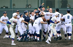 神港学園-神戸国際大付　２４年ぶりの頂点に立ち、喜びを爆発させる神港学園ナイン（撮影・中西幸大）