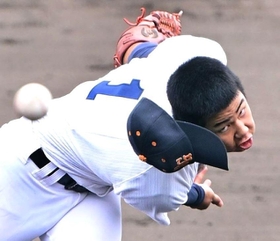 神港学園-神戸国際大付　被安打４で完封した神港学園のエース加藤（撮影・中西幸大）