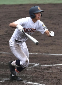 神港学園-神戸国際大付　５回表神港学園２死二塁、藤原の適時二塁打で決勝点を挙げる＝撮影・長嶺麻子