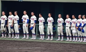 神港学園との決勝戦に敗れ、肩を落とす神戸国際大付ナイン＝姫路市ウインク球場（撮影・中西幸大）