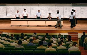 各校の顧問らがくじを引き、対戦カードが決まった組み合わせ抽選会＝明石市民会館（撮影・坂井萌香）