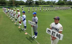 高校野球兵庫県大会の開会式で整列する選手たち。今年はコロナ禍で参加選手数を絞っての開催となった＝３日午前、明石市、明石トーカロ球場（撮影・鈴木雅之）