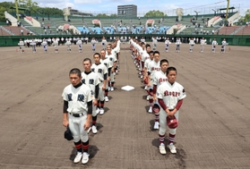 高校野球兵庫県大会の開会式で整列する選手たち。今年はコロナ禍で、整列する選手たちも絞った＝３日午前、明石市、明石トーカロ球場（撮影・鈴木雅之）