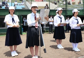 開会式で司会を務めた（左から）東播磨高の小沢千晴さん、伊丹北高の竹下紘葉さん、小野高の本岡佑菜さん、小野高の山下優花さん