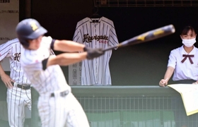 部長の急逝を受け、雲雀丘ベンチに飾られたユニホーム＝明石トーカロ球場（撮影・中西幸大）