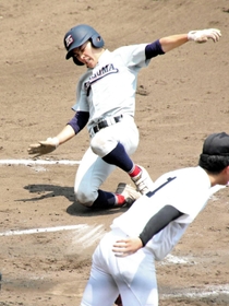 氷上－北須磨　３回裏北須磨２死二塁、山崎の右前適時打で米田が生還し、４－０とする＝姫路市ウインク