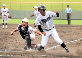 姫路南-豊岡　８回裏姫路南１死二、三塁、井上高の犠飛で森中が生還し、６-１とリードを広げる＝姫路市ウインク